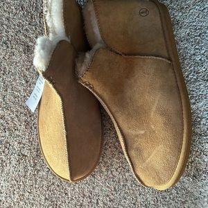 Brand new Lands End men’s slippers